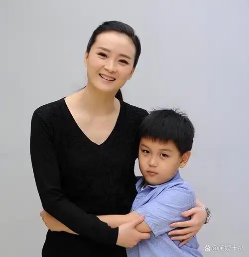 49岁王艳依旧养眼,豪门阔太依旧潇洒,未受富豪老公风波影响