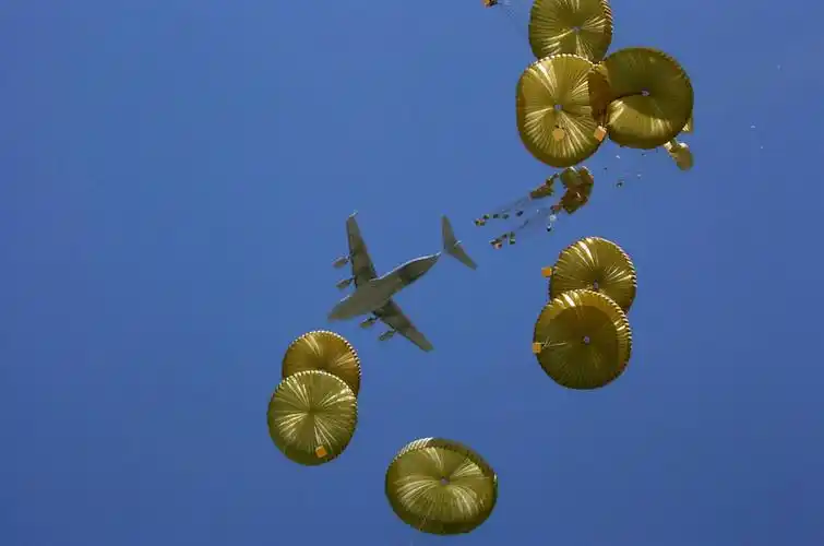 值得中国学习 美军空投物资精美画面[图]