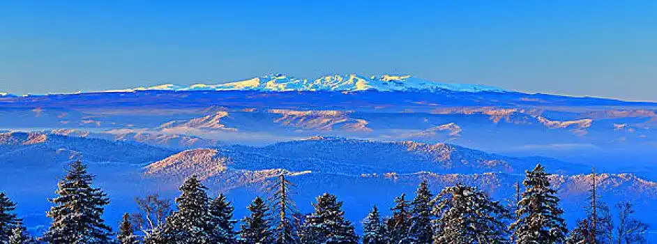 长白山天池全景吉林省仙峰国家森林公园远眺长白山仙峰国家森林公园