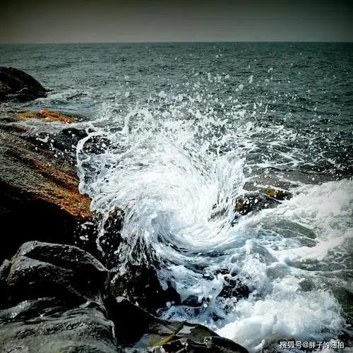 原创你眼中的那个大海浪花,在摄影师的光圈里是这样的与众不同