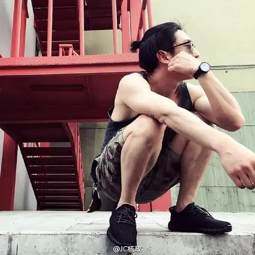 麻雀扁头现实是个另类文艺青年,画风不同,演技也.