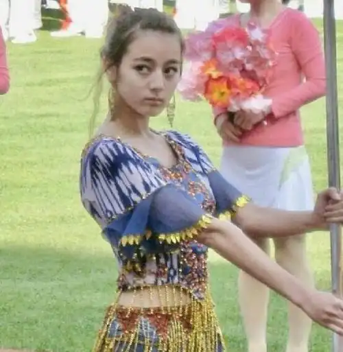 都说迪丽热巴是天生丽质可看到她出道前的旧照才明白包装的重要性