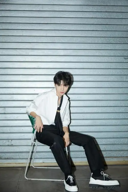 王俊凯总裁范霸气写真图片99