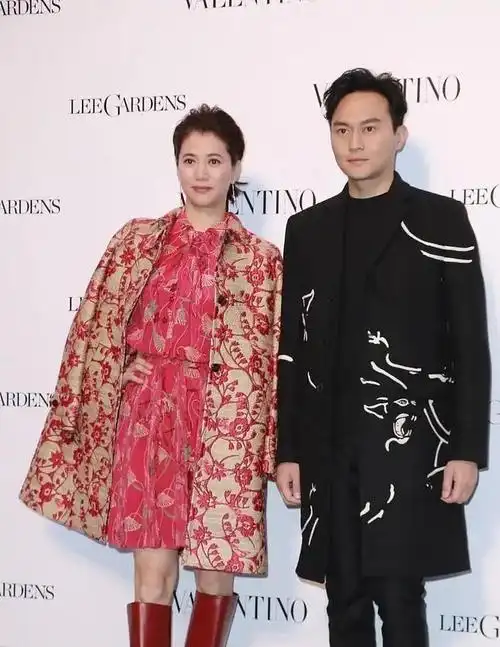 袁咏仪不像50岁?穿印花裙配外套与老公同亮相,同龄人看了都羡慕