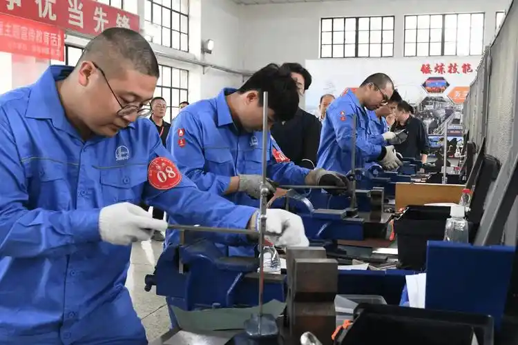 天津滨海新区举办"金锤杯"机修钳工职业技能大赛_决赛_参赛选手_发展