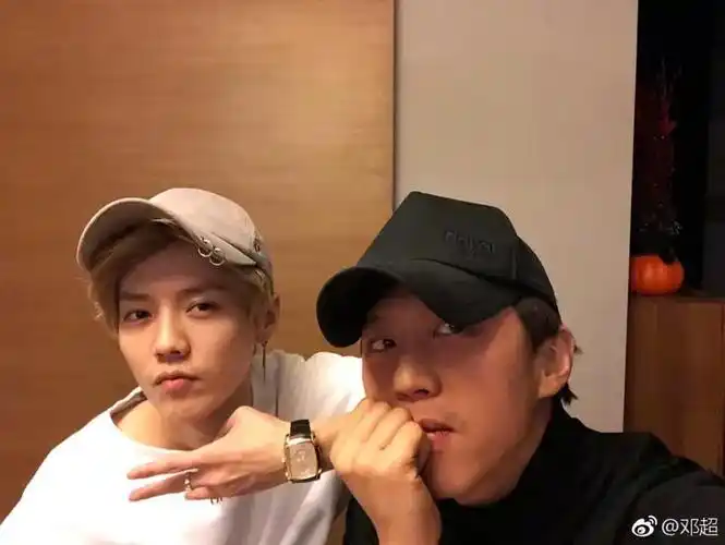 鹿晗连续9年为邓超庆生画风幽默风趣展示父子情深