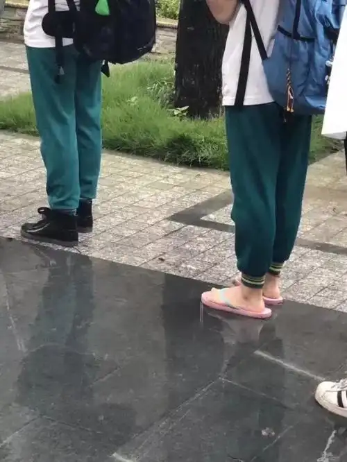 00后登场大雨中穿拖鞋赴高考连裤子拉链都紧张了