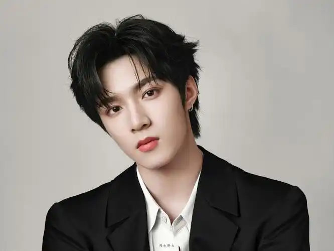 刘耀文剪短发了#这张脸可以hold住任何发型