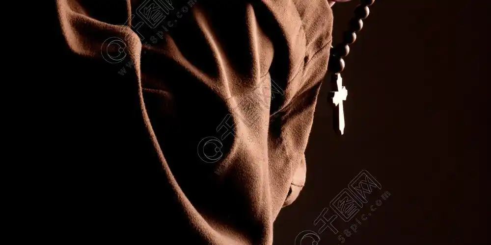 僧侣穿着长袍双手合十祈祷