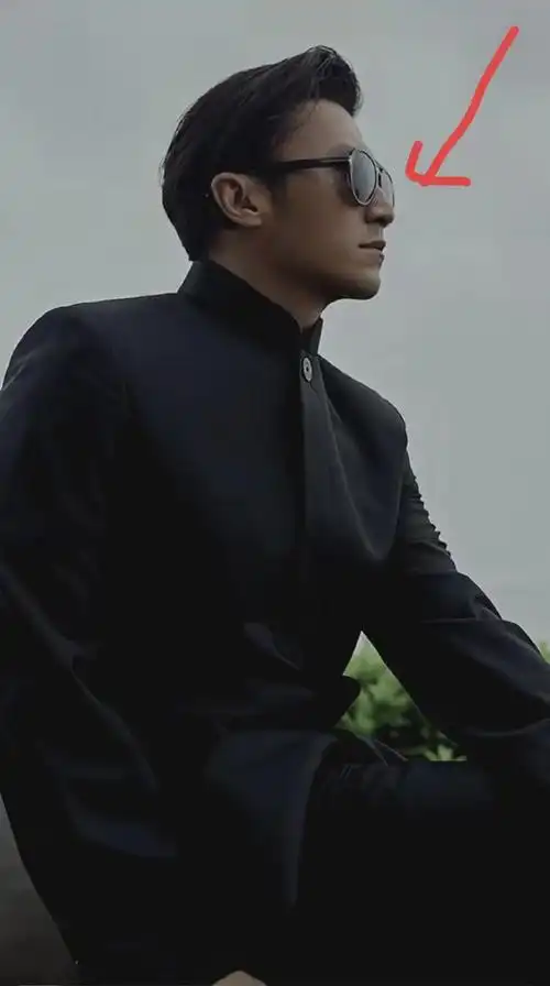 44岁谢霆锋穿新式西装耍酷,不小心暴露鼻毛,显得很邋遢油腻