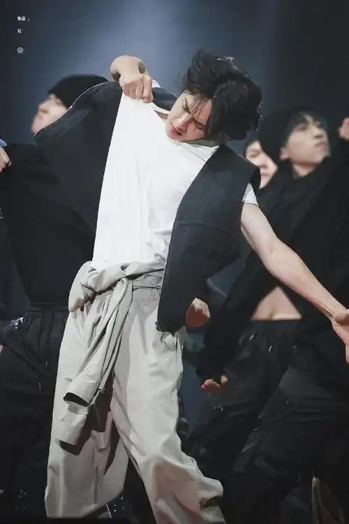 王一博红黄绿应援色