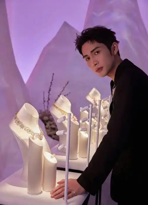 男星张彬彬时尚写真:温润如玉,翩翩公子