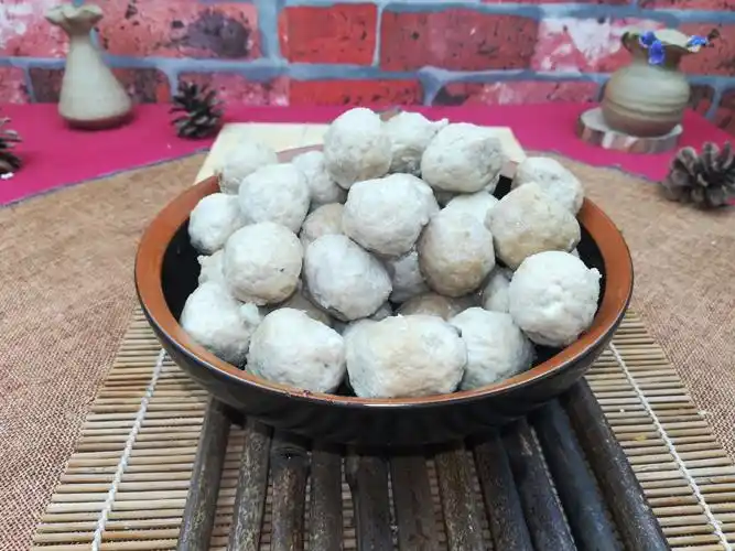 4,准备白丸子约150克,从中间对切一下.