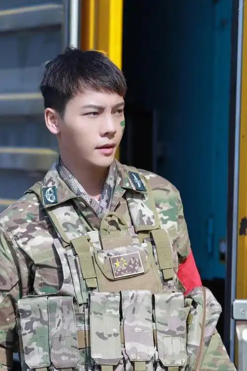 陈伟霆 来自军装的诱惑ヾ(≥≤*)ヾ 血槽清空(*/ω*)