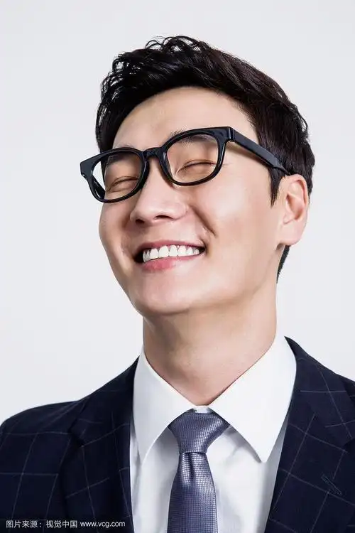 穿西装戴眼镜微笑的男人摄影