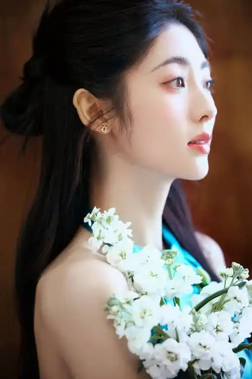 邢菲蓝色连衣裙露背性感写真_身材_柳岩_衣服