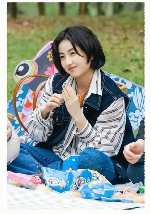 谭松韵上错综艺了?《奔跑吧》里的反差萌,像极了向往5的张子枫