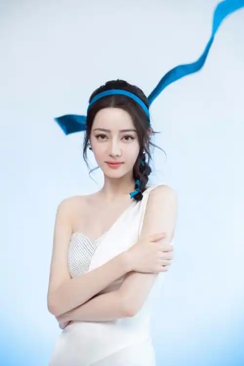 热巴穿绸缎长裙秀香肩蓝丝带编发靓丽吸睛2