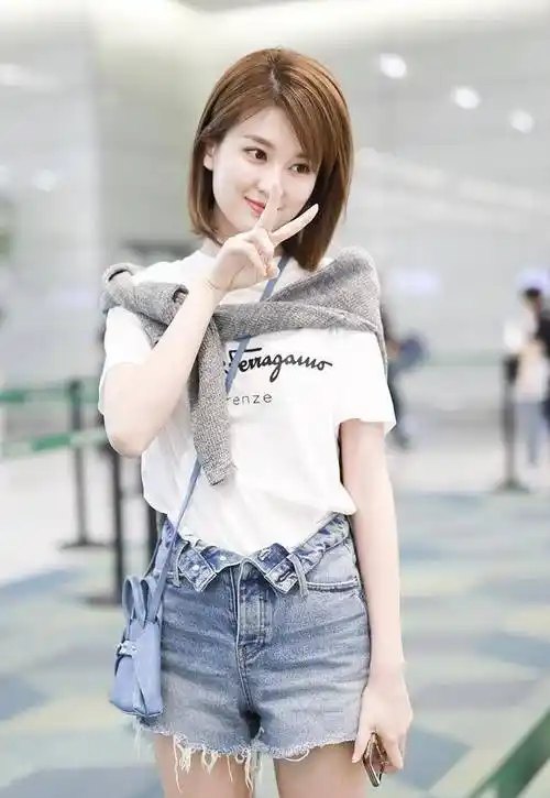 原创乔欣的身材也太好了吧t恤短裤搭运动鞋大长腿也耀眼太美了