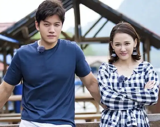 陈乔恩夫妇出国旅游晒恩爱合影,富二代老公仪式感满满,浪漫至极