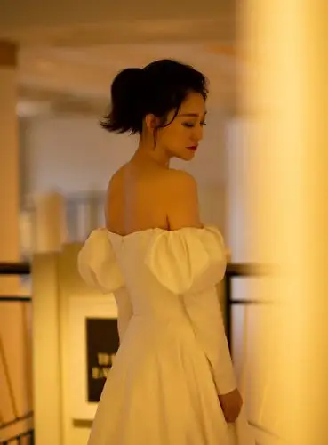 李小冉白色抹胸裙性感写真图片