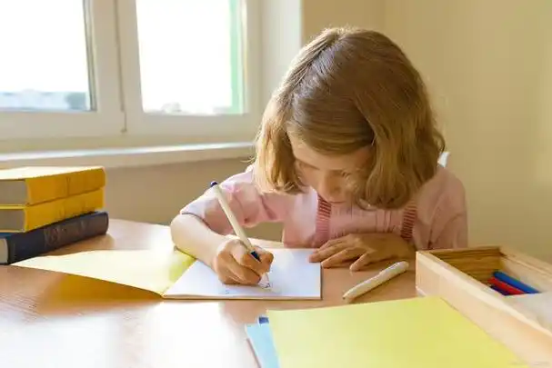 作业对于学生的学习起着重要的辅助作用,然而,我们也经常面对着孩子们