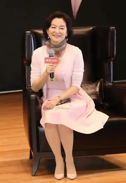 原创林青霞是什么神仙气质?奶奶辈年龄穿小粉裙不翻车,依然优雅得体