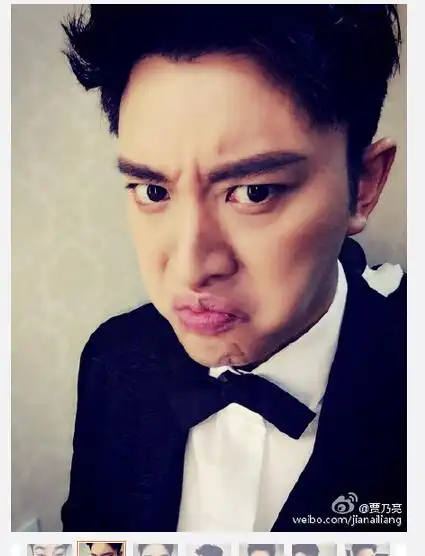 照片中,贾乃亮时而噘嘴怒目而视,时而翻白眼搞怪,造型十分逗趣.