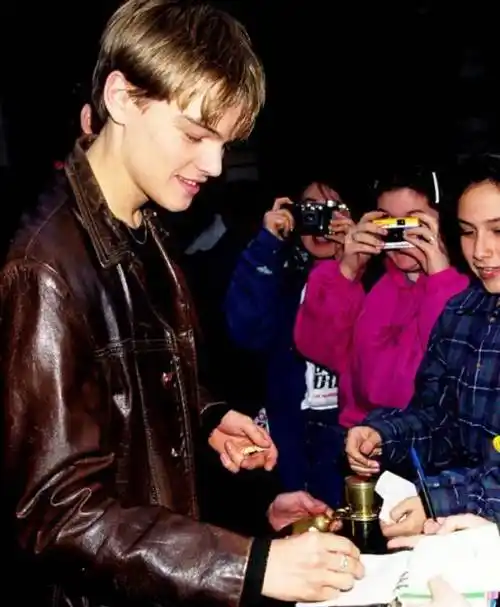 求类似这样的小李子的图片,能当手机壁纸的