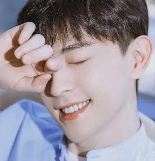 邓伦那个笑容明朗的男孩心里一定藏着温暖的光草稿