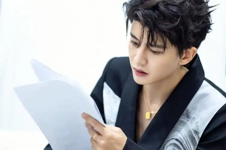 任嘉伦壁纸  #任嘉伦锁屏壁纸  工作室这几张图也好康 走过路过不要