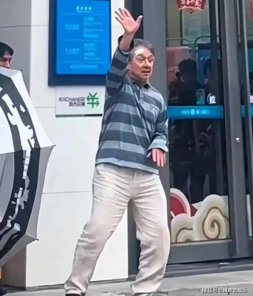 70岁成龙现身街头拍戏,满头白发尽显老态,功夫巨星真的老了!