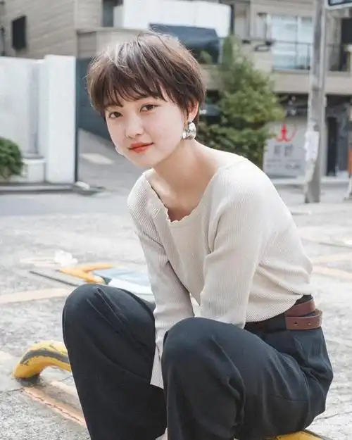 别留长发了有这3个特征的女生短发更适合你清爽又气质