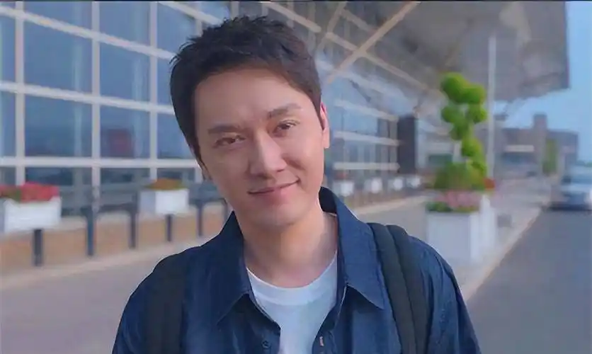 43岁冯绍峰打球体力不支,裸上身用衣服擦汗,身上赘肉一大坨_网友_资源