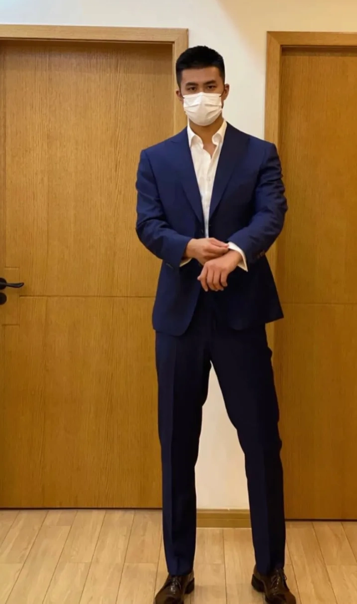 穿正装的帅哥,衣着整齐,看着就很养眼