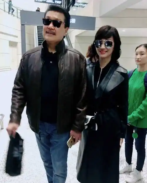 赵雅芝与老公甜蜜现身,穿皮衣背可爱小包显少女心_墨镜_女神_丈夫