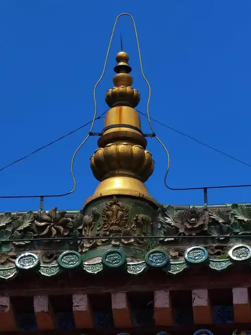 写美篇  塔尔寺的主殿,殿内主供纪念宗喀巴大师大金塔,初建于公元