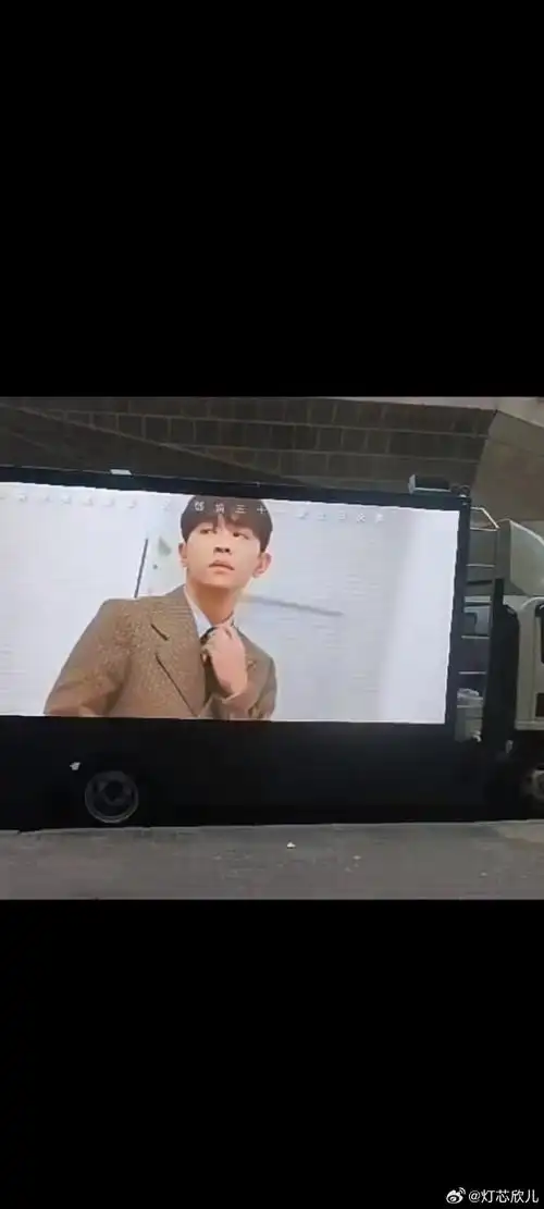 邓伦#香港灯姐生日应援车来了,太酷啦