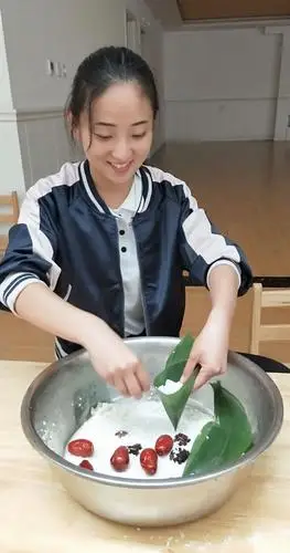 看.我们的美女老师包的多认真啊!