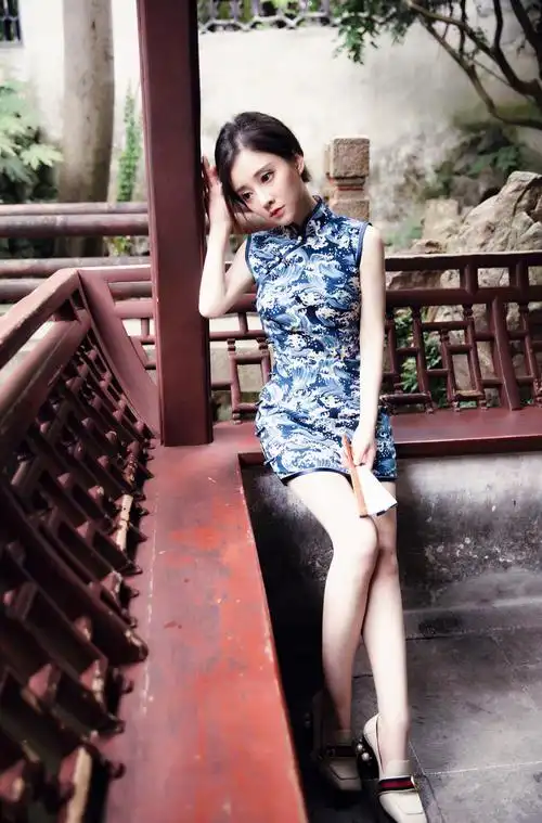 26岁冯提莫同框25岁杨采钰,网友:明星和网红的差距简直一目了然