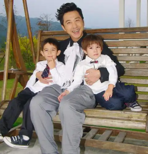 王刚60岁得子,赌王78岁还生孩子,吴孟达扬言为儿子会拼老命