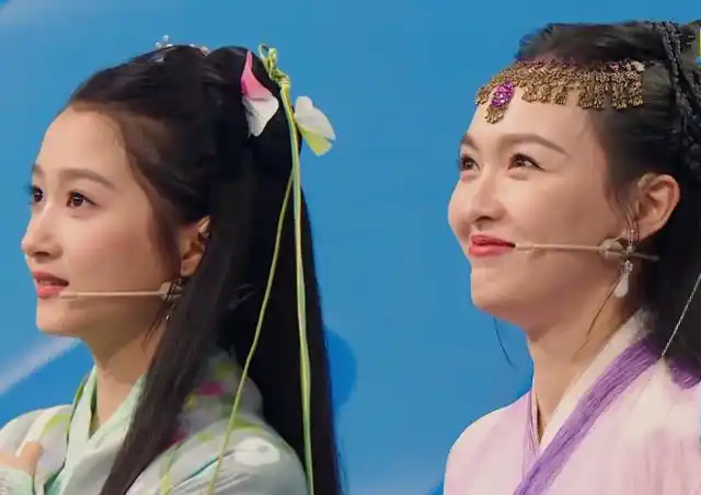 唐嫣关晓彤同台,摄影师手滑关掉美颜,二人状态哪像是差了14岁