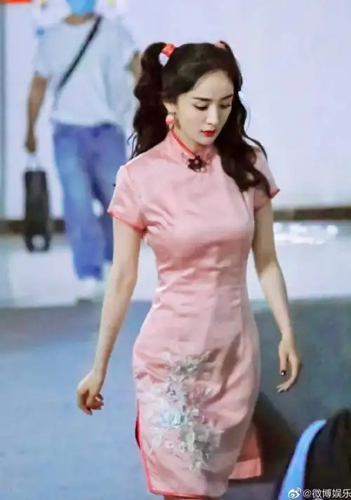 上一次在穿着粉旗袍时就见识到了,凭借身材出圈的威力,幂姐还得是你