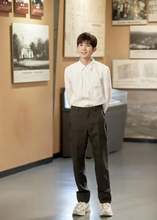 原创王源偷偷拍了毕业照?胸前还戴着母校徽章,毕业季算是圆满了!