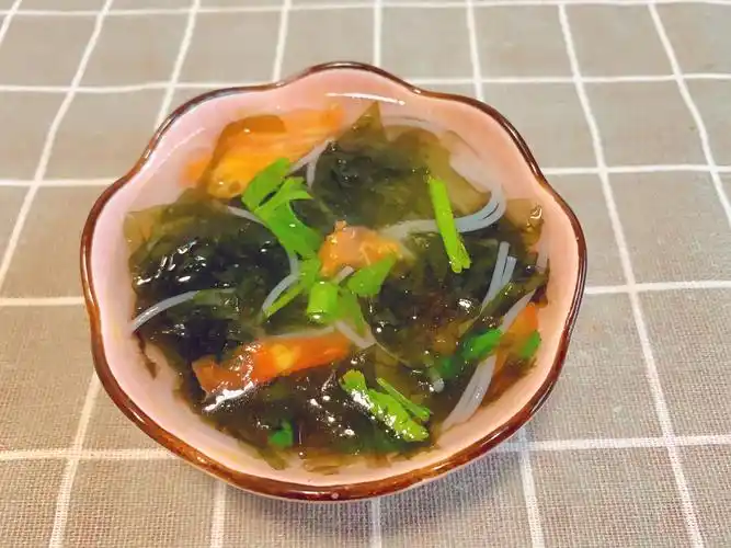 红宝幼教集团金色童年幼儿园的宝贝们开饭啦