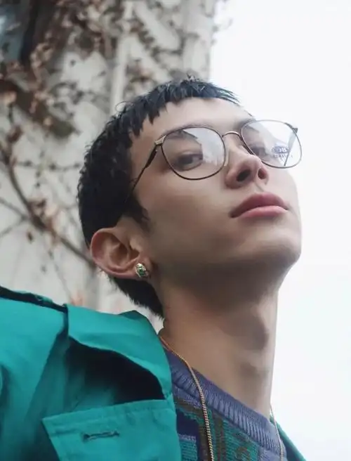 有女朋友的快看看这款"狗啃式"刘海短发