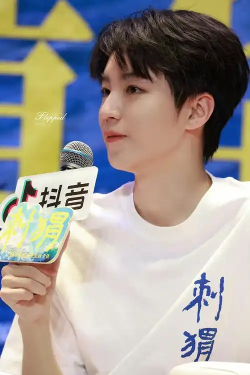 王俊凯坐在那和个小手办一样,学长你好可以加个联系方式吗