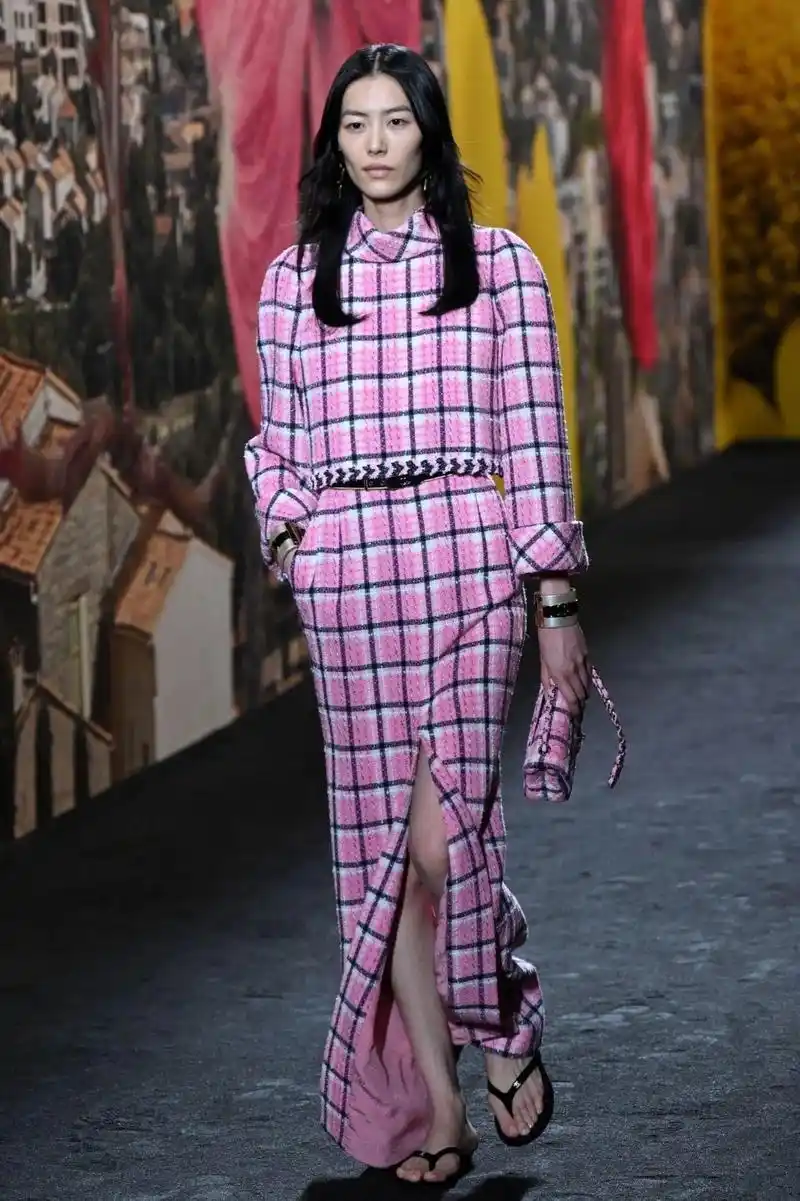 巴黎时装周# 中国超模#刘雯 2024春夏成衣秀!94扭起 - 抖音