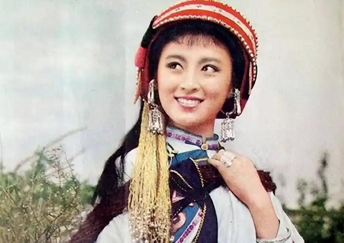 原创永远的阿诗玛杨丽坤去世22年丈夫和两个双胞胎儿子后来如何