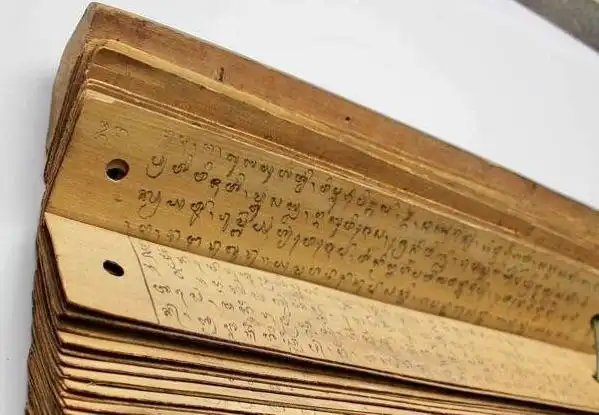 据资料记载:贝叶经是在纸张未发明前刻写在贝罗树叶(类似棕榈树叶)上